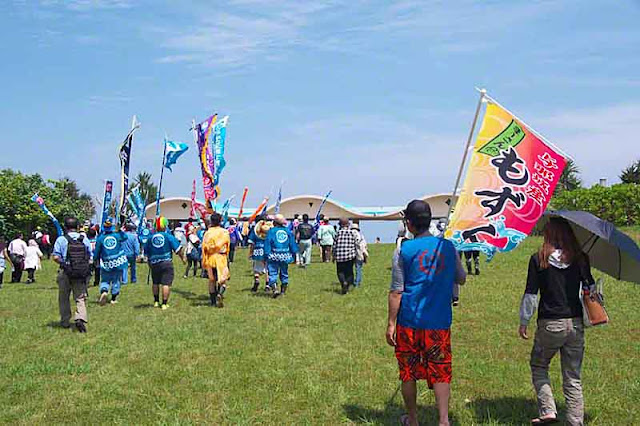 parade, festival, Henza, island, Sanguacha, banners, flags, people