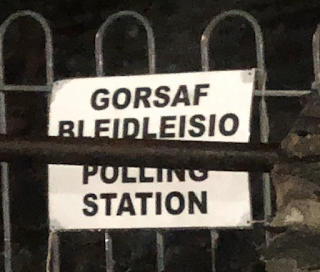 Sign reading 'Gorsaf Bleidleisio - Polling Station'