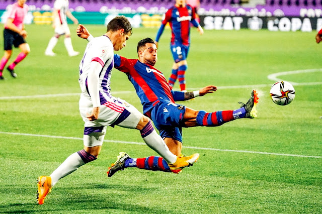 Hervías centra con la oposición de Sergio León. REAL VALLADOLID C. F. 2 LEVANTE U. D. 4. 26/01/2021. Copa del Rey, octavos de final, eliminatoria a partido único. Valladolid, Estadio José Zorrilla. GOLES: 1-0: 13’, Toni Villa. 1-1: 23’, Enes Bardhi. 1-2: 45’, Malsa. 1-3: 59’, Coke. 2-3: 65’, Weissman. 2-4: 80’, Morales, de penalti.