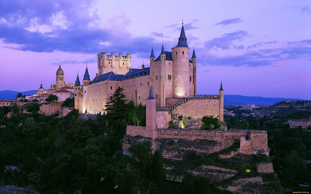 Lâu đài Segovia, còn được gọi với tên đầy đủ là Alcázar of Segovia, là một pháo đài bằng đá được liệt vào danh sách một trong những tòa lâu đài cổ nổi tiếng nhất ở Tây Ban Nha. Năm 1985, toà lâu đài được UNESCO công nhận là Di sản thế giới.
