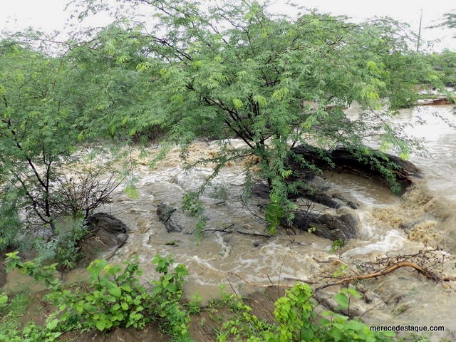 Vídeo mostra barragem sangrando após chuva forte em Santa Cruz do Capibaribe