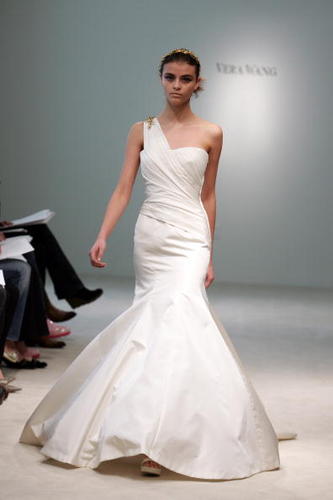 The goddess of wedding gowns Vera Wang announced she is designing for