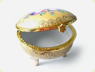 "Tiny Gold Jewelry Box" by asolario