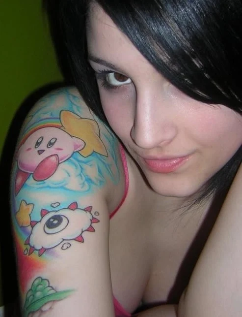 vemos a una preciosa modelo con un tatuaje de estilo geek