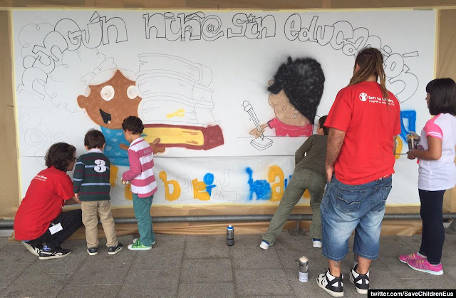 Niños realizan un mural en una actividad de Save the Children en Barakaldo