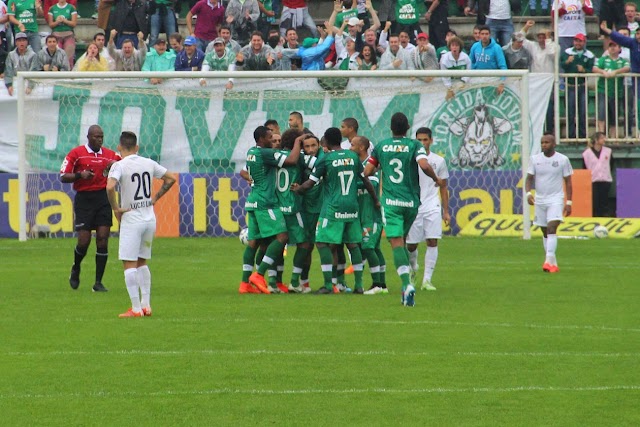 Chapecoense vence Santos e se aproxima do G4