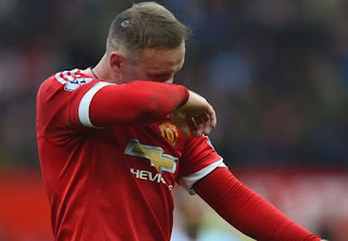 Agen Bola - Wayne Rooney Dibela Juan Mata