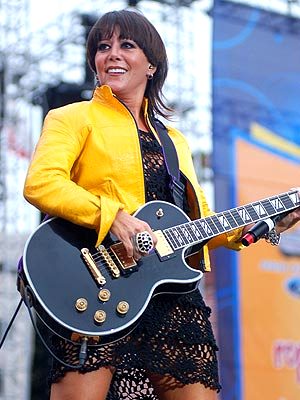 Foto de Alejandra Guzmán con su guitarra en el escenario