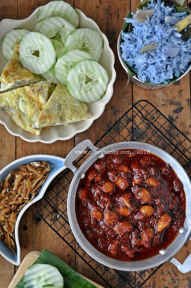 NASI LEMAK BUNGA TELANG  BERLAUKKAN  SAMBAL SOTONG