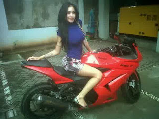 Kumpulan Foto Sexy Bibie Julius Naik Motor Ninja Merah