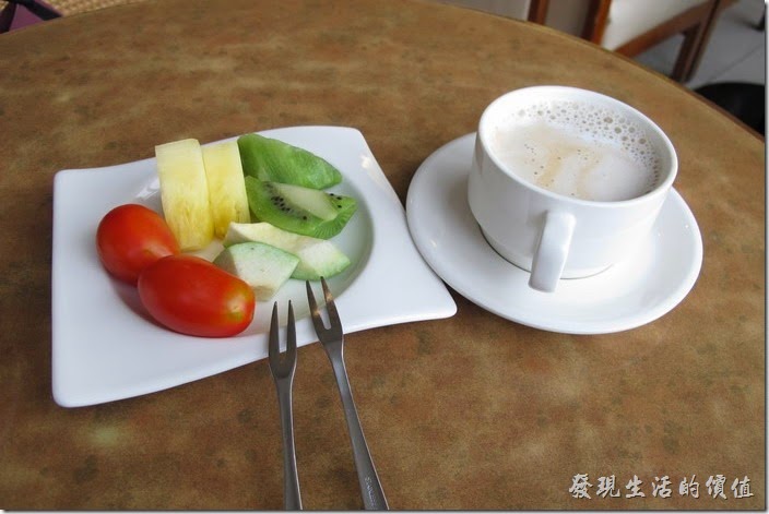 台南-上品鐵板燒餐廳。因為真的吃得很飽，所以我們只倒了一杯咖啡及一小盤水果。