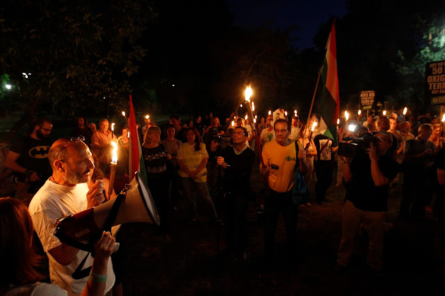 Moldován László LMP-s erzsébetvárosi önkormányzati képviselő beszédet mond pártja demonstrációján a Városligetben 2016. július 20-án. A demonstrációt a ligetvédők mellett és a Városliget megvédéséért hirdették meg. Délelőtt határozatképtelenség miatt berekesztették az Országgyűlés rendkívüli ülését, amelyen a városligeti beruházást lehetővé tevő Liget-törvény megsemmisítéséről szóló javaslat került volna napirendre.