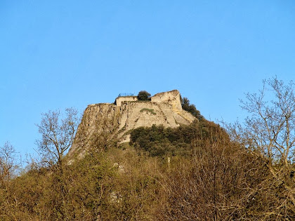 El turó i el Castell d'Orís vistos des del final del carrer Bonavista del nucli de Can Branques