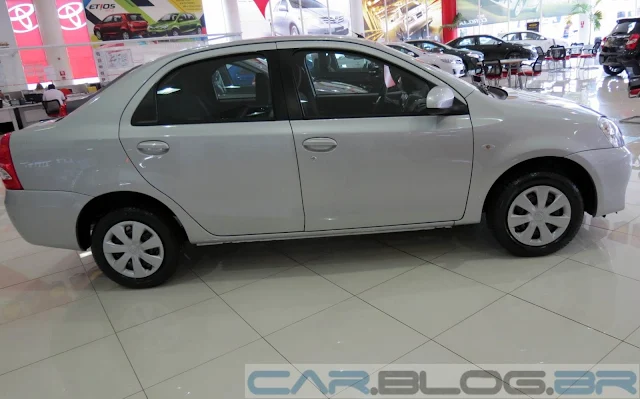 Novo Toyota Etios Sedã 2014 XS Prata