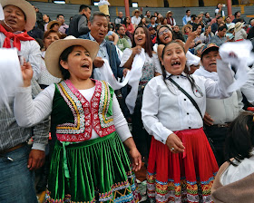 aficionadas taurinas arequipeñas piden oreja novillero peruano quiñonez 