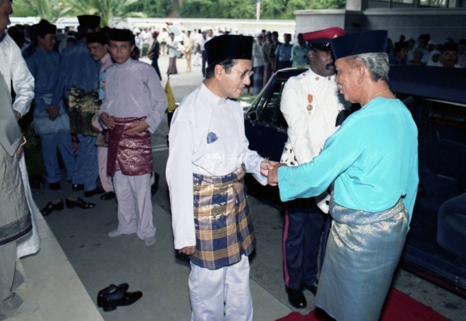  GAMBAR Asal Usul Pakaian Kerabat  Diraja  Johor  Baju  