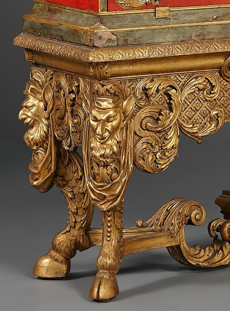 Een Duits Louis XIV-stijl lakwerk schrijfkabinet | Kollenburg Antiques  |  beeldhouwer Sebastian Zimmermann