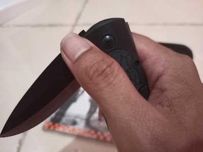 Tampilan Penggunaan Pin Pembuka Pisau FINDER Tri-Blade Lock Blade Knife