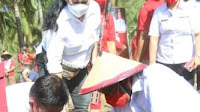 Gubernur Dondokambey Serahkan Bantuan Sarana Produksi Penanaman Kelapa Dan Kuhkukan Korporasi Petani Pengolah Kelapa