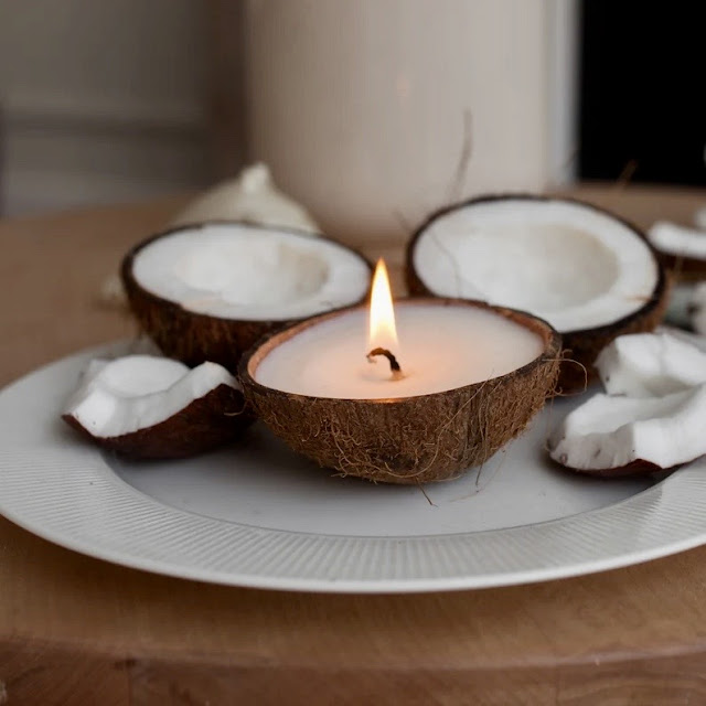 Addimu basilare: portare un piatto di porcellana con un paio di noci di cocco, un paio di candele e una busta con il contributo giusto o economico (non importa la quantità, ma il gesto), da collocare davanti agli Orisha, ​​sui rispettivi troni o altari.