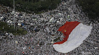 bendera merah putih raksasa demo 4 november