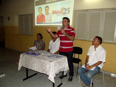 Mano e Elijane apresentam propostas à alunos da Escola Anália Costa