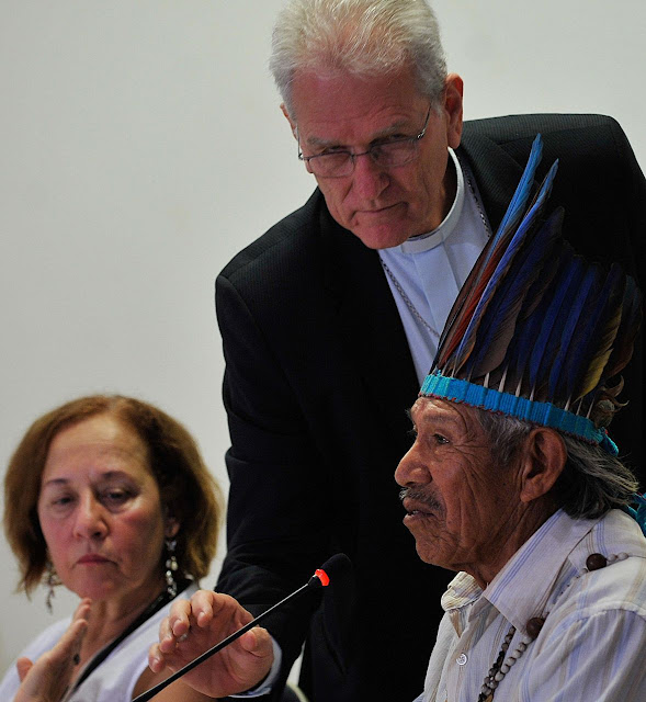 Dom Leonardo Ulrich, secretário geral da CNBB, antropóloga Lúcia Helena Rangel e Tito Vilhalva, da etnia Guarani Kaiowá, no lançamento do Relatório de Violência Contra os Povos Indígenas no Brasil. Foto: Antonio Cruz /Agência Brasil