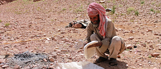 beduino cocinando desierto