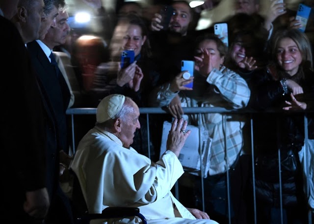 Papa Francisco visitó el Belén del Vaticano y encendió alarmas al asistir en silla de ruedas