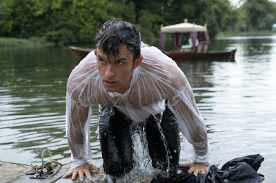 Un hombre sale vestido empapado del agua