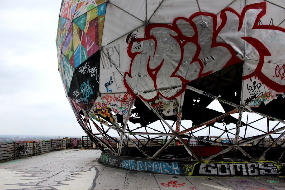 Teufelsberg Berlin Sightseeing Lost Places Outfit Dress over Pants und Slippers Zara Satin