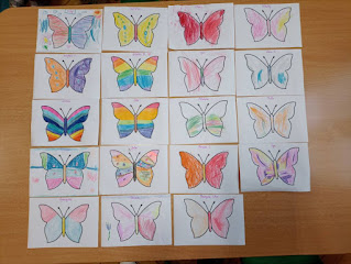 Na zdjęciu widać różnokolorowe motyle