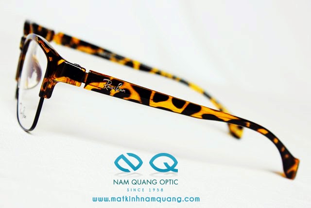 gọng kính cận kính rayban có khắc số hiệu của kính. Tất cả các đường nét đều rất sắc sảo và tinh tế sẽ khiến bạn dễ nhận ra.