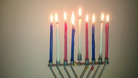 נר שמיני - חנוכיית טריקולור