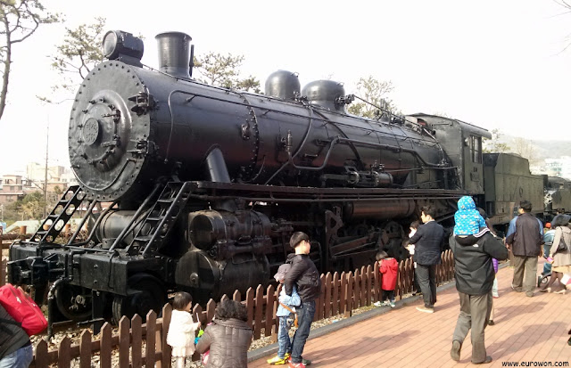 Locomotora antigua en el Gran Parque de los Niños de Seúl