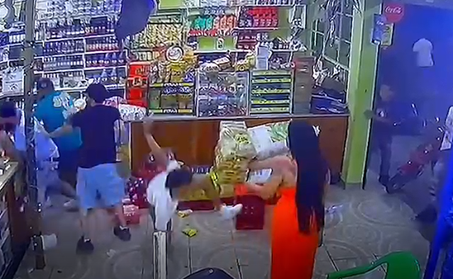 Video | Dos hombres pierden la vida tras sostener pelea con supuesto agente PN