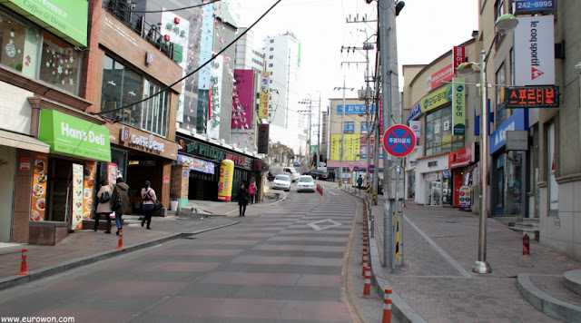 Una calle del centro comercial de Chuncheon