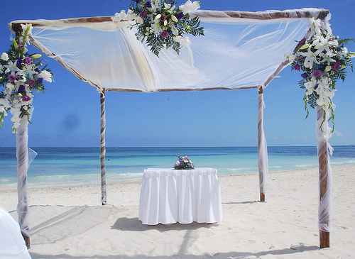 This is your dream beach wedding decoration You can be as glamorous as