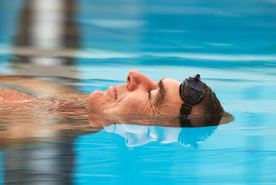 Tập bơi sống thoải mái hơn với viêm khớp xương