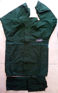 jas hujan taslan yang bisa dijadikan sebagai jaket dan juga dilipat seperti tas selempang