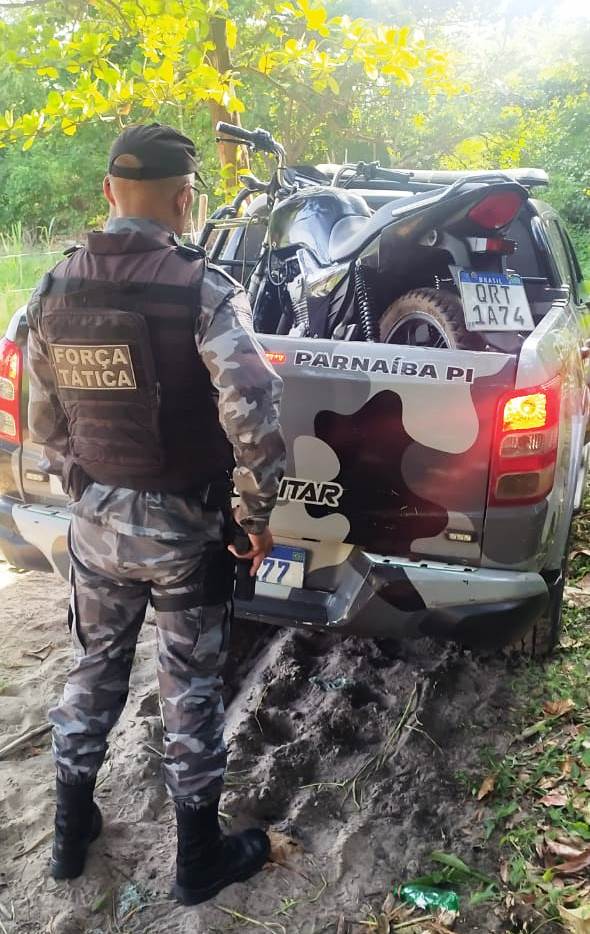 Policiais da Força Tática do 2º BPM recuperam moto roubada, no bairro Santa Luzia