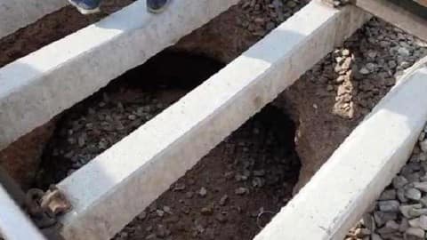  कुएं के ऊपर  रेलवे पटरी ! ट्रैक से धड़धड़ाती गुजर गई ट्रेन