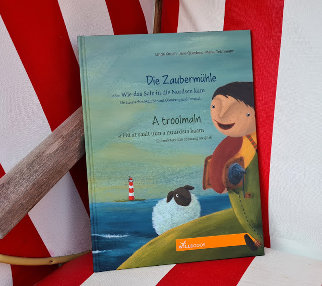 Das Bücherboot: Kinderbücher & Reiseführer für Euren Amrum-Urlaub. Ich zeige Euch schöne Bücher für Kinder zur Nordsee-Insel Amrum, darunter auch dieses spannende Bilderbuch für Kinder ab 4 Jahren auf Deutsch und Öömrang, dem Amrumer Friesisch.