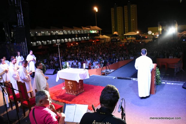 No São João da Moda, noite Católica celebra o Ano do Laicato com show do Padre Damião Silva