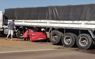  VEÍCULO ENTRA DEBAIXO DE CARRETA EM GRAVE ACIDENTE NA PR-487, EM MANOEL RIBAS 