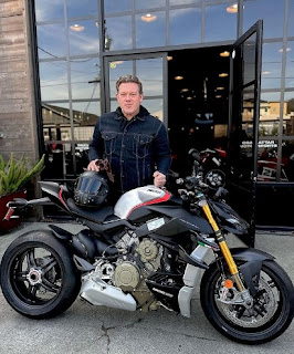 Picture of Tolan Clark's husband Tyler Florence with the bike
