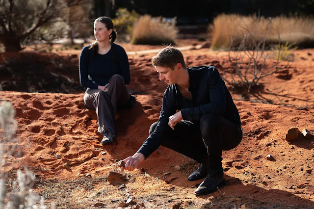 El Dr. Lex van Loon y la Dra. Emma Tucker en el Red Center Garden, Australian National Botanic Gardens en Canberra, fingiendo que los suelos rojos de Australia son Marte
