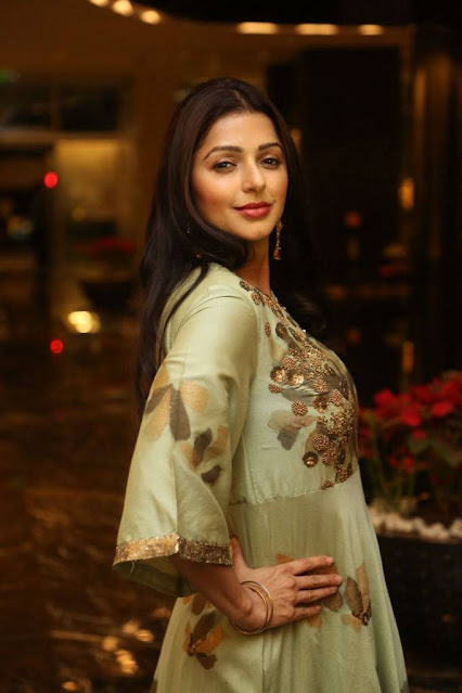 Bhumika Chawla radiating elegance in latest HD pics