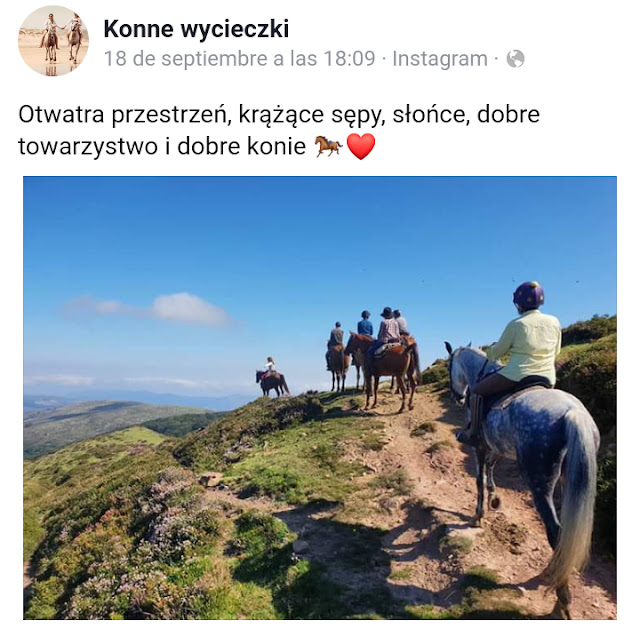 "Otwarta przestrzeń, krążące sępy, słońce...". Jeźdźcy jadący na koniach ścieżką, biegnącą górskim zboczem z widokiem na ciągnące się w dole pagórki. Post z profilu na facebooku konne wycieczki. 