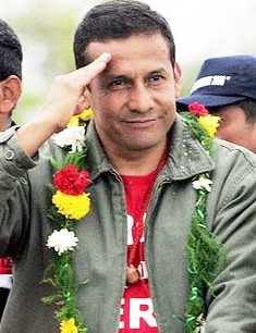 Saludo de Ollanta Humala con la mano en la frente